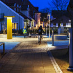 Bill Post med belysning i Stadsparkens generationspark, VÃ¤stervik. Design Broberg & RidderstrÃ¥le. Foto: Sara Winsnes