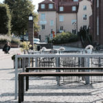 Areal mÃ¶belgrupp, bord i grÃ¥ specialkulÃ¶r och bÃ¤nkar i oljad ek tillsammans med Kaskad stolar. Open Lab, Stockholm. Design Broberg & RidderstrÃ¥le