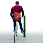 Bikers Rest Ã¤r fÃ¶rsedd med ett greppbart handtag i toppen och en avlastande fotring i hÃ¶jd med cykelns pedal. Design Marcus Abrahamsson