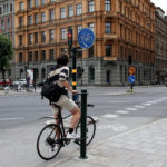 Bikers Rest ValhallavÃ¤gen i Stockholm. Pollaren Ã¤r fÃ¶rsedd med ett greppbart handtag i toppen och en avlastande fotring i hÃ¶jd med cykelns pedal.
