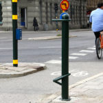 Bikers Rest, cykelpollare fÃ¶r trafikljuskorsningar och Ã¶vergÃ¥ngsstÃ¤llen. ValhallavÃ¤gen i Stockholm.